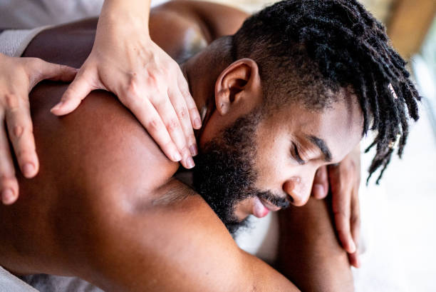 Massage et bien-être: Corrigez les maux de dos, l’ennemi commun des hommes. Essayez un massage complet du dos